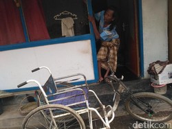 Edi yang Cacat Kaki Rawat Ibu Lumpuh: Kuncinya Sabar dan Ikhlas