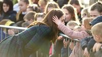Foto: Momen Manis Anak Kecil Belai Rambut Indah Kate Middleton