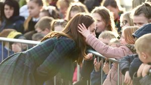 Foto: Momen Manis Anak Kecil Belai Rambut Indah Kate Middleton
