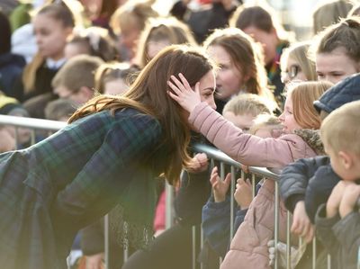Foto: Momen Manis Anak Kecil Belai Rambut Indah Kate Middleton