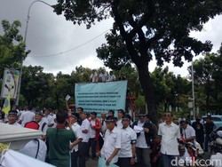 Karyawan PD Pasar Jaya Demo Gubernur Anies di Balai Kota