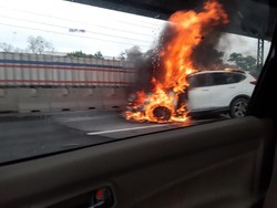 Mobil SUV Terbakar, Lalin di Tol Jakarta-Cikampek Macet 12 Km