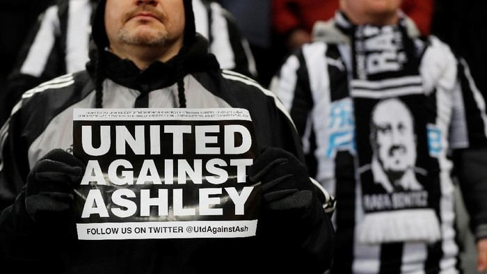Soccer Football - Premier League - Newcastle United v Manchester City - St James Park, Newcastle, Britain - January 29, 2019  A fan holds a sign in protest against Newcastle United owner Mike Ashley before the match     Action Images via Reuters/Lee Smith  EDITORIAL USE ONLY. No use with unauthorized audio, video, data, fixture lists, club/league logos or 