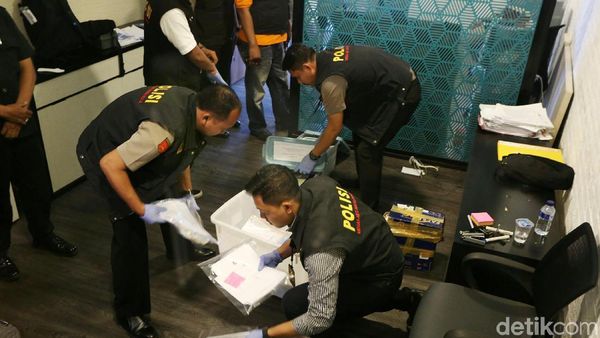 Cari Barang Bukti, Satgas Geledah Kantor PSSI