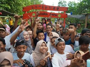Pose Sandi Pakai Kimono Saat Mampir di Yutaka Farm Pati