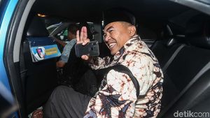 Usai Diperiksa KPK, Bupati Jepara Buru-buru Naik Taksi