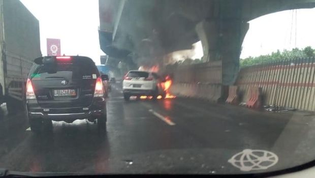 Mobil Terbakar, Lalin di Tol Jakarta-Cikampek Macet 12 Km