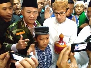 Di Demak, Sandiaga Disumbang Celengan Tanah Anak SD
