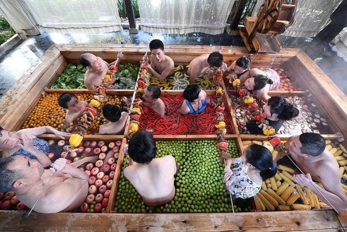 Wouw, Hotel Ini Bikin Pemandian Hot Pot Berisi Ragam Sayuran!