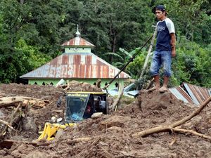 Banjir Besar dan Longsor Sulsel, Total 79 Orang Meninggal Banjir Besar dan Longsor Sulsel, Total 79 Orang Meninggal