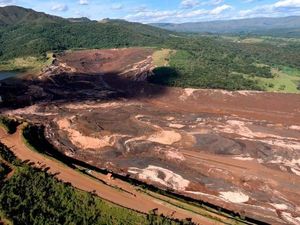 Kisah Orang Tua yang Selamat dari Tsunami Lumpur di Brasil