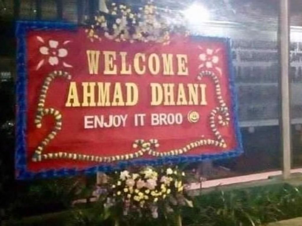 Ahmad Dhani, Kamu Dapat Karangan Bunga Lagi Nih! Ahmad Dhani, Kamu Dapat Karangan Bunga Lagi Nih!
