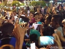 Emak-Emak Sambut Sandi Saat Berkunjung di Demak