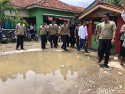 Jokowi Sidak Bangunan SMP 1 Muara Gembong yang Rusak Parah