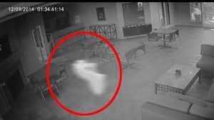 Nangkring di Gelas hingga Jendela, Penampakan Hantu di Restoran Ini Terpampang Nyata