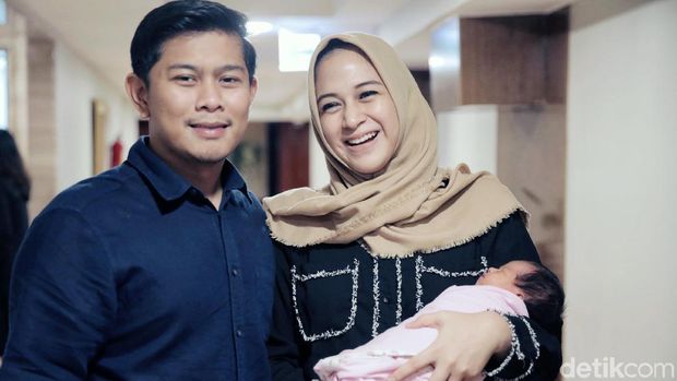 Nina Zatulini bersama suami dan anaknya