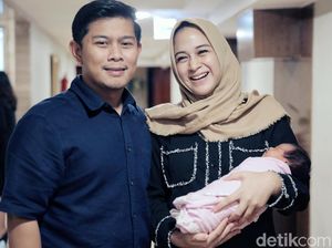 Senyum Nina Zatulini dan Suami Sambut Anak Kedua