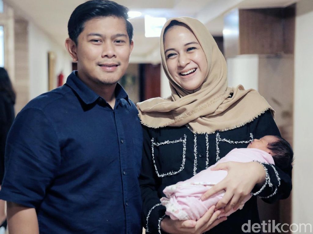 Senyum Nina Zatulini dan Suami Sambut Anak Kedua Senyum Nina Zatulini dan Suami Sambut Anak Kedua