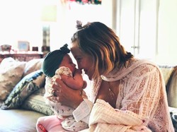 Berolahraga Sambil Menyusui Seperti Kate Hudson, Kenapa Tidak?