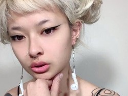 Solusi Stylsih Agar Wireless Earphone Tak Hilang, Dibuat Jadi Anting