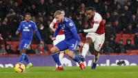 Lacazette pun berhasil menggandakan poin Arsenal dengan sepakan keras mendatang yang tak dapat dihalau Etheridge. Peter Cziborra/Reuters.