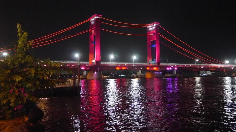 Jembatan Ampera di malam hari (Kurnia/detikTravel)