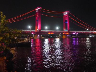 Foto: Cantiknya Jembatan Ampera di Malam Hari
