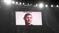 Cardif City melakoni laga pertama sejak Emiliano sala hilang dalam penerbangan dari Nantes ke Cardiff. Peter Cziborra/Reuters.