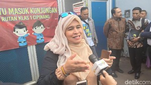 Neno Warisman Tak Mau Dengar Anggapan Puisinya Biadab: Saya Hanya dengar yang Baik