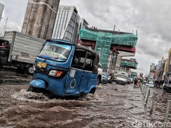 Rawan Genangan, Anies Minta Proyek di Jalan Tak Tutup Saluran Air