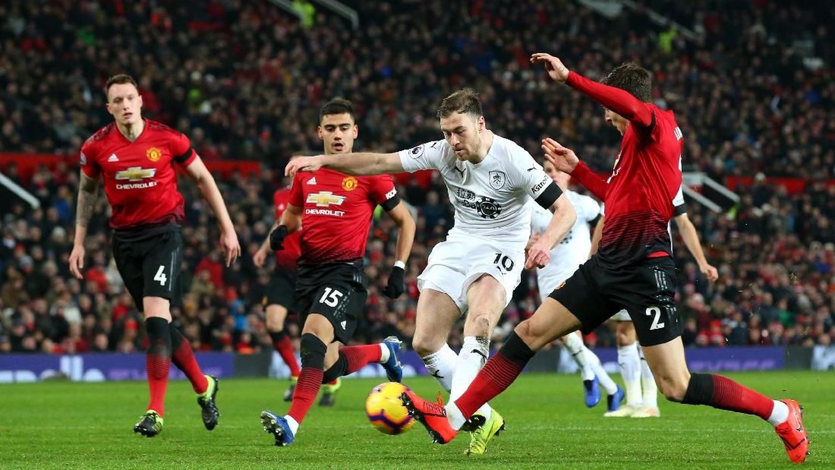 Manchester United sempat ketinggalan dua gol sebelum meraih hasil imbang 2-2 melawan Burnley (Foto: Alex Livesey/Getty Images)