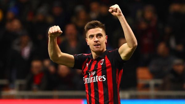 Foto: Piatek, Striker Baru AC Milan yang Suka Jalan-jalan