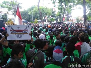 Aksi Solidaritas Ribuan Driver Ojol di Surabaya Macetkan Jalan
