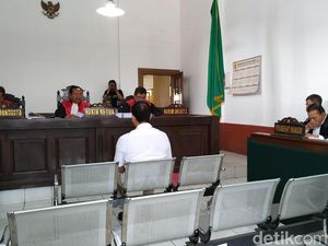 Wawan Akui Kerap Berobat ke Karawang Pakai Mobil Pribadi Wawan Akui Kerap Berobat ke Karawang Pakai Mobil Pribadi