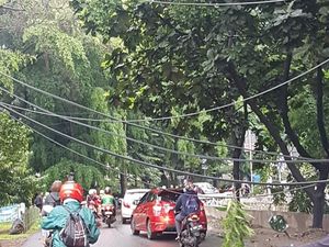 Lalin Arah Patal Senayan Padat Imbas Kabel-kabel Terjuntai