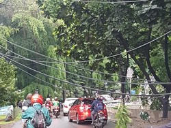 Lalin Arah Patal Senayan Padat Imbas Kabel-kabel Terjuntai