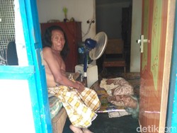 Rawat Ibu Lumpuh, Edi yang Cacat Kaki Makan dari Belas Kasihan