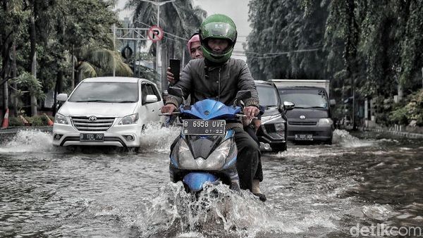 Banjir Rendam Jalanan Kawasan Kelapa Gading