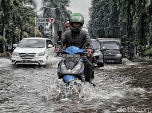 Banjir Rendam Jalanan Kawasan Kelapa Gading