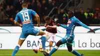 Tuan rumah membuka peluang terlebih dahulu pada menit ketujuh, saat sepakan voli Piatek memanfaatkan bola pantul Frank Kassie masih melebar. Marco Luzzani/Getty Images.