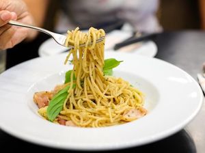 Sentuhan Menggoda Pasta Tinta Cumi Khas Batam