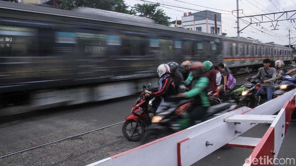 Perlintasan KA Jembatan Besi Padat Kendaraan