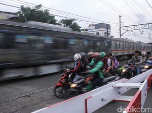 Perlintasan KA Jembatan Besi Padat Kendaraan