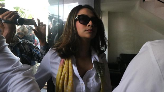 Terdakwa kasus pelanggaran UU ITE Vanessa Angel juga mencoblos dari dalam Rutan Medaeng.