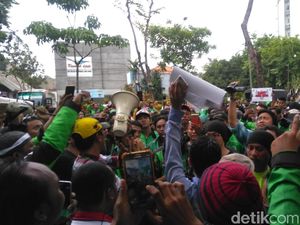 Penahanan Rekan yang Diadili Ditangguhkan, Massa Ojol Bubarkan Diri