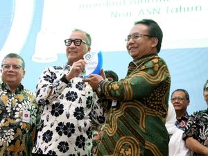 Mensos Beri Penghargaan untuk Dirjen