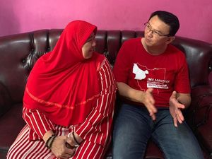 Ahok Sempat Jenguk Warga yang Sakit di Jakbar Ahok Sempat Jenguk Warga yang Sakit di Jakbar