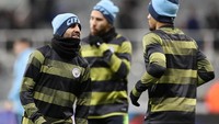 Udara jadi lawan lain para pemain Manchester City dan seluruh tim-tim Inggris ketika memasuki musim dingin seperti sekarang. Para pemain City sedang melakukan pemanasan. (Foto: Scott Heppell/Reuters)