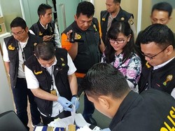 Penggeledahan di Kantor PSSI fX Sudirman Disaksikan Ratu Tisha