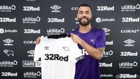 Ashley Cole berlabuh ke Derby County. Di sana dia bakal dilatih Frank Lampard, yang merupakan mantan rekan satu tim semasa masih main di Chelsea. (Foto: Instagram @TheRealAC3)